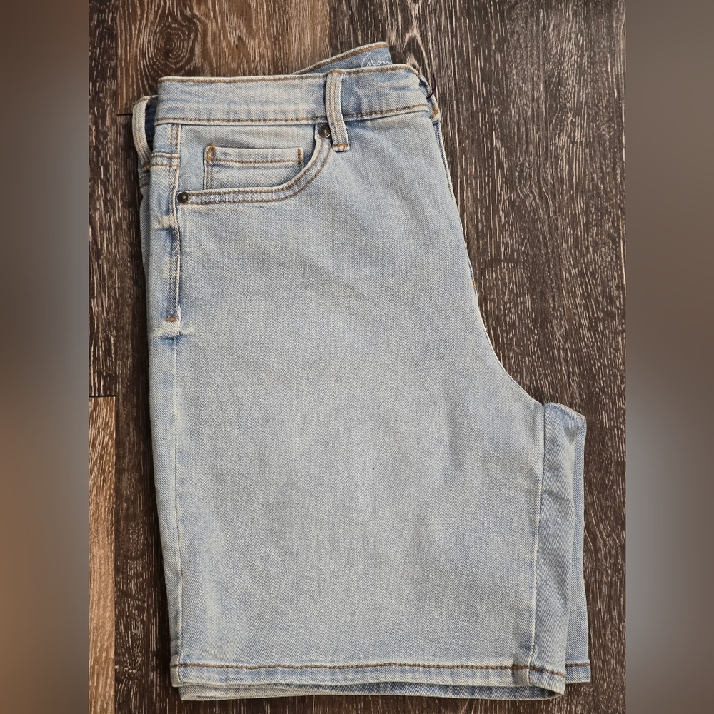 Cool off in Gloria Vanderbilt's relaxed denim shorts various sizes - Picture 2 of 9